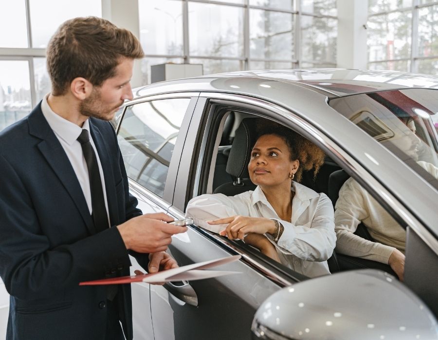 asesor resolviendo dudas al propietario sobre el empeño de su coche