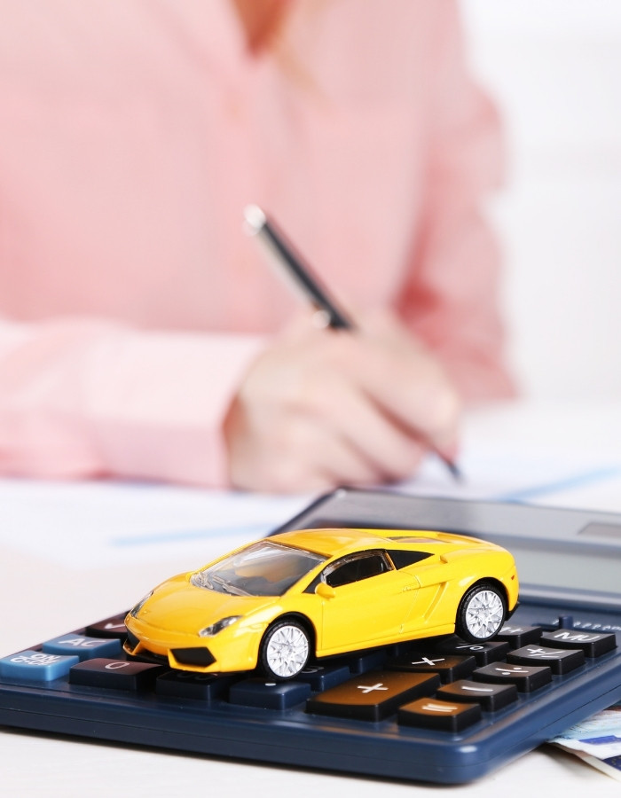 calculando importe con calculadora por empeño del coche